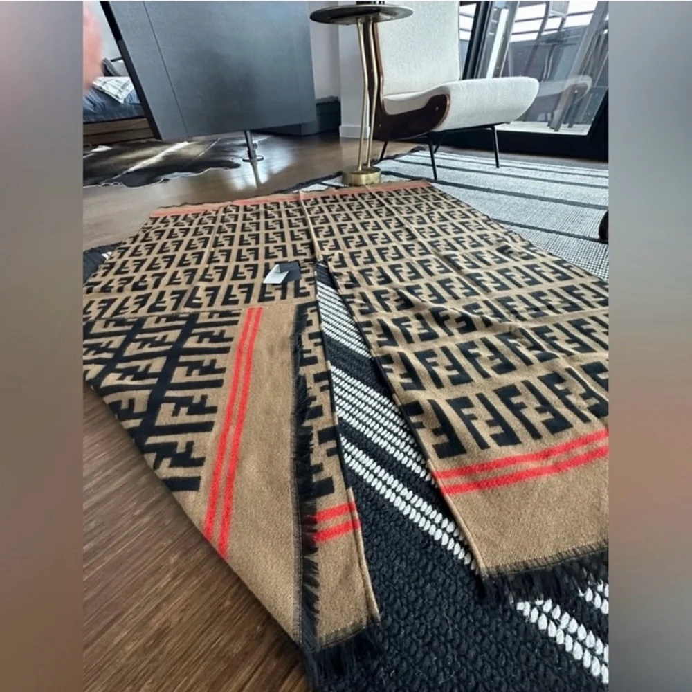NEW FALL 26’ FENDI Roma 🤍 w/ Tags Reversible Shawl Brushed Poncho Scarf Wrap - Picture 17 of 17